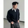 Sudadera de otoño para hombre, estilo dos piezas falsas con cuello de camisa a rayas, corte corto y ancho negro, inspirada en la universidad, top elegante de manga larga