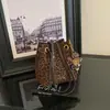 Bolso tipo cubo retro de lujo ligero para mujer, nueva colección 2026, moda nicho, bolso de hombro versátil, bolso cruzado para el día a día