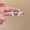 Pendientes de Flor Hueca con Perlas Estilo Coreano para Mujer 2025 Nuevo Estilo Caliente Pendientes de Diseño de Lujo Ligero Verano