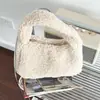 25 Bolso de Mano de Piel Nuevo de Invierno Maillard Lindo Pequeño Bolso de Felpa Bolso Cruzado de Pelo de Cordero para Mujer