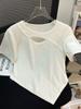 Camiseta de manga corta hueca gris estilo Pure Desire para mujer, de verano, dulce y sexy, de corte entallado, diseño irregular, top pequeño con sensación de sensación.