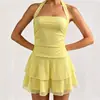 Vestido Curto de Malha Plissada com Decote Halter Cintura Marcada Estilo Garota Picante Europeia e Americana Vestido Curto de Babados Dupla Camada Emagrecedor para Férias na Praia para Mulheres