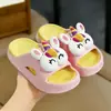 Nuevos zuecos infantiles para niños y niñas, sandalias tipo slip-on de EVA con suela suave antideslizante para uso interior y exterior, sandalias de playa al por mayor