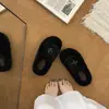 Pantuflas de felpa tipo slip-on de moda para mujer, colección otoño/invierno 2026, antideslizantes, cálidas, de suela suave, adecuadas para usar en interiores y exteriores, y perfectas para los días de pereza.