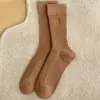 Calcetines blanco leche calcetines de tubo medio para mujer otoño e invierno bordado personalizado calcetines de tubo largo estilo miu calcetines grises apilados calcetines de algodón absorbentes de sudor