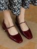 Sapatos Mary Jane de Couro Envernizado Vermelho Primavera Bico Quadrado Raso Salto Baixo Grosso Retrô Francês Tira Única para Mulheres