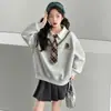 Sudadera de estilo preppy para niña para primavera y otoño de 2026, con un diseño moderno con aspecto de dos piezas falsas, cuello de polo y mangas largas