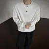 Camiseta casual de manga larga holgada para hombre con un estilo relajado, top henley simple a rayas texturizadas de otoño