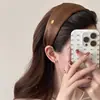 Diadema de Seda Estilo Francés con Etiqueta Dorada para Mujer 2026 Nueva Diadema de Ala Ancha Otoño e Invierno Accesorio de Cabello de Alta Gama Que Hace que el Rostro Parezca Más Pequeño
