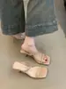 Sandalias de tiras cuadradas exquisitas estilo francés para mujer 2026, tacones de aguja abiertos versátiles en negro para combinar con faldas