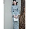 Novo vestido estilo chinês de manga longa, modelo cheongsam modificado para mulheres, com intrincados bordados florais, cintura ajustada e design tradicional chinês