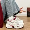 Sapatos de Pai Populares de Couro com Solado Grosso Nova Coleção Primavera 2026 Versátil Tendência Pequeno Borboleta Sapatos Femininos Populares no Campus