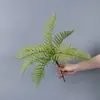 Plantas verdes artificiales en stock, manojos de helecho, hojas de helecho, hierba de helecho para decoración de paredes interiores y diseño de paisajes, césped artificial al por mayor