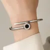 Pulseira de Unha em Aço Titânio Feminina de Alta Qualidade Preta com Números Romanos Resistente à Cor Retro Personalidade Nicho Pulseira de Aço Titânio