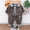2024 Nuevo Bebé Niño Primavera y Otoño Niños Niño Oso Letra Bordada Conjunto de Tres Piezas Fabricante Original Venta al por Mayor