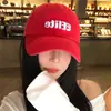 Gorra de Béisbol Bordada con Letras Rojas para Mujer, Ala Ancha, Efecto Adelgazante del Rostro, Gorra Versátil Estilo Coreano para Circunferencia de Cabeza Grande