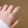 Novo Anel Aberto de Cobra com Zircônia e Esmeralda Estilo Chinês Leve Luxo High-End Anel para Dedo Indicador Moda Tendência Joias Atacado