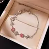 Pulseira de Cruz com Zircônia Rosa Princesa Fugitiva Pulseira de Luxo Leve de Alta Qualidade com Design Único Acessório de Mão Versátil para Mulheres