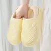 Chinelos de inverno femininos de algodão com forro de pelúcia, calcanhar fechado, confortáveis para uso doméstico, chinelos de pelúcia para ambientes internos para casais, chinelos de algodão quentes de inverno para homens