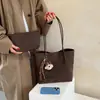 Bolsa tote Melard de couro macio texturizado e tramado retrô para mulheres, nova bolsa tipo balde de grande capacidade para o dia a dia 2026