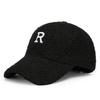 Boné de Baseball de Lã de Cordeiro Bordado com Letra R para Mulheres, Estilo Casual Versátil para Outono e Inverno, Boné com Aba de Pato Emagrecedor, Em Estoque para Venda Transfronteiriça