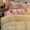 Conjunto de cama de quatro peças em veludo de leite, de alta densidade, minimalista e sem marca, com lençóis de fleece de coral de cor sólida, dupla face, capa de edredom e lençol com elástico