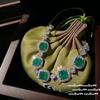 Collar con gemas de azúcar y cubo de esmeralda de Columbia. Anillo de circonita y turmalina para bañado en oro de 18 quilates de Sotheby's.
