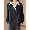 Camisa a rayas de dos piezas falsas con sudadera de cuello en V, atuendo elegante para hombre con un aire maduro, diseñado para usarse como capa base con una camisa polo de manga larga