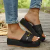 Sandálias da moda com fivela dourada chamativa e sola grossa para mulheres, chinelos de enfiar abertos na frente de uma tira só