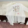 Camiseta de Manga Longa Lyocell com Desenho Animado Graffiti e Strass para Proteção Solar Feminina, Design Estilo Coreano de Verão, Gola Redonda Branca para Ar Condicionado Top