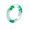 Pulsera de jade de alta calidad con una textura clara y helada y vibrantes patrones florales verdes. El jade es excepcionalmente claro y el diseño floral es vívido, realzando la elegancia de quien lo lleva.. Venta al por mayor de exquisitos brazaletes de jade para mujer