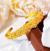 Pulseira Floral Banho de Ouro em Latão Cravejada com Diamantes, com Toque Luxuoso e Sofisticado, Bracelete Aberto Dourado Clássico e Simples Que Não Desbota com o Tempo