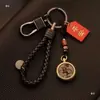 Llavero para coche Bao Shi para hombre y mujer latón 12 signos del zodíaco llavero colgante hecho a mano retro creativo mano de dinero para hombre