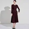 Conjunto de Traje Rojo Ancora Aishangchen para Mujer 2025 Invierno Atuendo Profesional Elegante Primavera y Otoño de Gama Alta para Anfitriona Formal