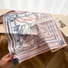 Lenço estampado em estilo europeu e americano com padrão de corrente, seda artificial, lenço quadrado pequeno, xale de alta qualidade, lenço para pescoço com proteção solar, lenço de cabeça, lenço para mulheres