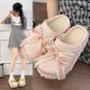 Moda ao Ar Livre Pantufas Fechadas com Laço Doce e Solado Grosso Sandálias Casuais Elegantes 2026 Nova com Borda de Corrente de Strass
