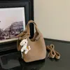Bolso de mano para mujer transfronterizo, nueva colección otoño 2026, bolso tipo cubo moderno y a la moda, bolso de hombro y bolso cruzado versátil