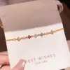 Pulsera Hueca de Flor con Circonita Galvanizada en Oro Real de 18 Quilates, Pulsera de Lujo Ligero de Gama Alta, Joyería de Mano con Diseño de Nicho Estilo Palacio