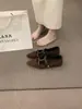 Sapatos femininos slip-on com tira em T de camurça Melard, estilo vintage outono 2026, sapatos Mary Jane bico fino