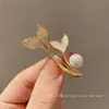 Broche de Mariposa para Mujer Sentido de Gama Alta Nicho Venta al por Mayor Pin de Perla Temperamento Fijo Metal Traje Joyería de Perlas