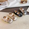 Sapatos de couro estilosos de cor sólida para meninas, nova coleção primavera/outono 2026, com um design xadrez fofo e um laço, perfeitos para os pequenos