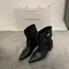 Botines vaqueros retro de punta para mujer en Hong Kong, nuevo estilo de otoño con diseño de hebilla de cinturón, tacón grueso único, botines de moda para pantalones