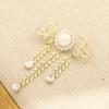 High-end Light Luxury Micro-incrustado Zircon Trigo Borla Broche Atmosférico Elegante Pérola de Água Doce Vintage Corpete Pin Mulheres