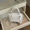 Design moderno, simples, grande capacidade, texturizado, estilo coreano, cor sólida, novo modelo 2026, bolsa transversal com pingente de bolinho para mulheres