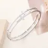 Pulsera Hueca en Forma de Cruz con Incrustaciones de Diamantes de Acero Inoxidable Transfronteriza para Mujer, Electrochapada con Oro Real de 18K, Pulsera Finamente Elaborada, Joyería de Acero de Titanio