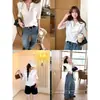 Camiseta de algodão com estampa de floco de neve, cor rosa, gola V, manga média, para mulheres, novo estilo para o início do outono, bolso duplo, corte justo, top estiloso para garotas