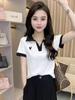 Camiseta Feminina de Manga Curta Gola Polo Branca Estilo Retrô Americano Tendência Verão 2025 Nova Blusa Ombro Direito High-End