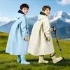 Impermeable infantil para niños y niñas, impermeable y a prueba de lluvia de cuerpo completo, diseñado específicamente para estudiantes de preescolar y primaria con espacio para mochila