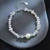 Nuevo y Exquisito Pulsera de Plata Rota y Perlas para Mujer de Otoño e Invierno, Pulsera de Perlas Irregulares de Triángulo Plateado de Lujo Ligero