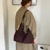Bolso de mano exquisito de gran capacidad retro europeo y americano, nuevo bolso tipo cubo de un solo hombro para axila para mujer de otoño e invierno